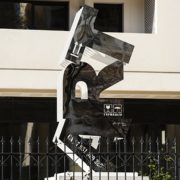 Œuvre de Stéphane Cipre "ART", à l'entrée de la résidence "344 Prado"