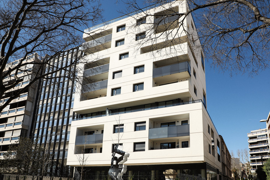 Résidence 344 Prado avec une sculpture de Stéphane Cipre dans le jardin de la résidence